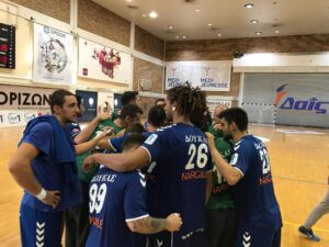 Η τετράδα στα χέρια του!