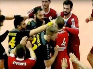 Η σύρραξη των παικτών Ολυμπιακού και ΑΕΚ (vid)