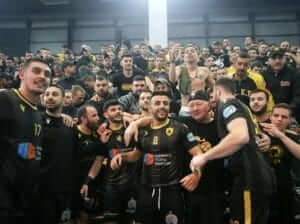 Οι πανηγυρισμοί των παικτών της ΑΕΚ με τον κόσμο! (video)