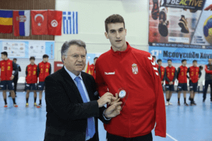 Ο Σοφοκλής Ξυνής βράβευσε τον MVP δεξιό ίντερ της 17ης Μεσογειάδας Handball, Σέρβο Αλεξάντερ Τσένιτς
