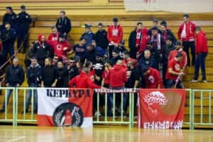 Δυναμική η παρουσία των φίλων του Ολυμπιακού στην Κέρκυρα (video)