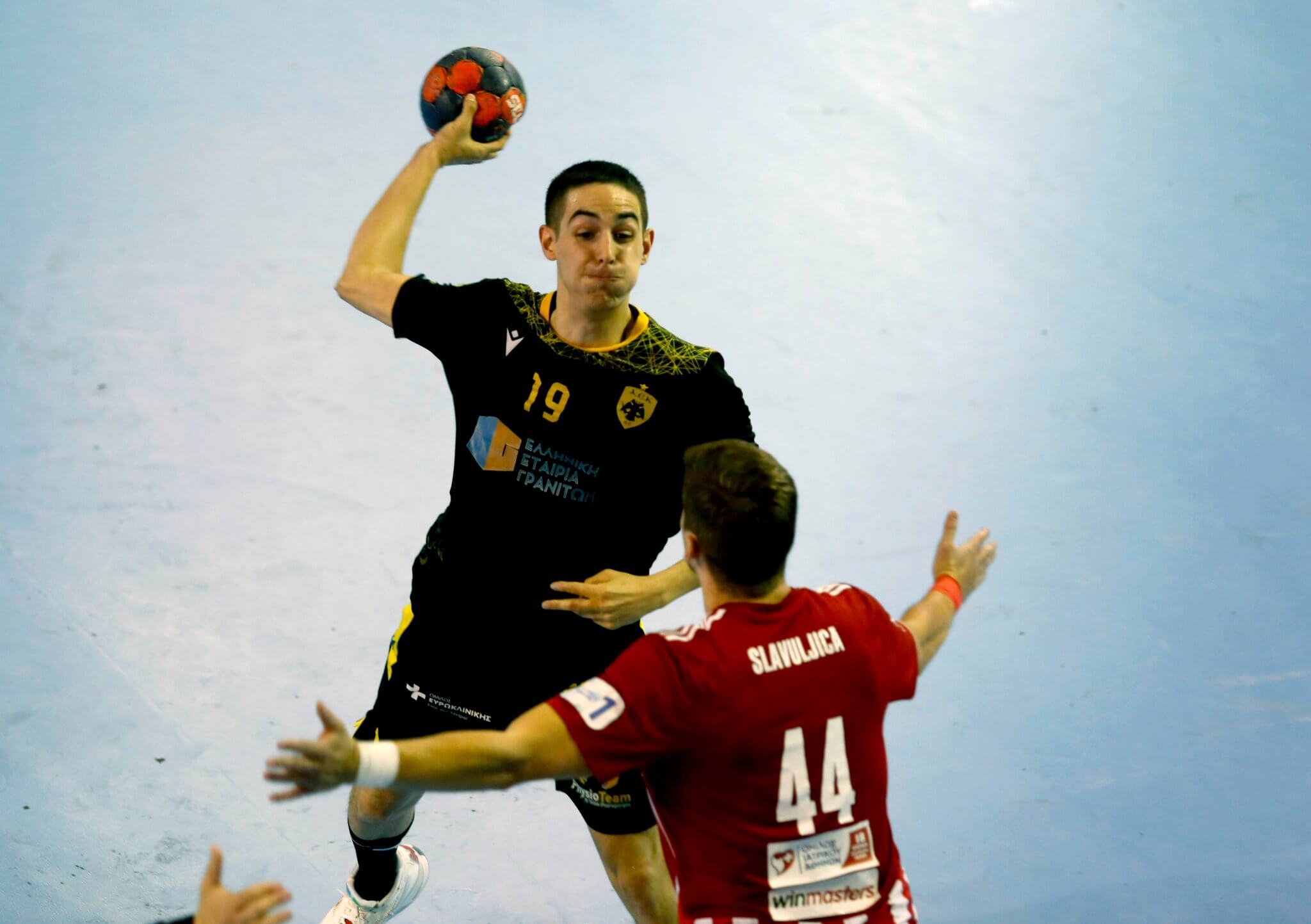 Μείωσε σε 2-1 η ΑΕΚ