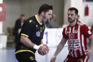 Νίκη της ΑΕΚ επι του Ολυμπιακού με 23-19 και προβάδισμα τίτλου