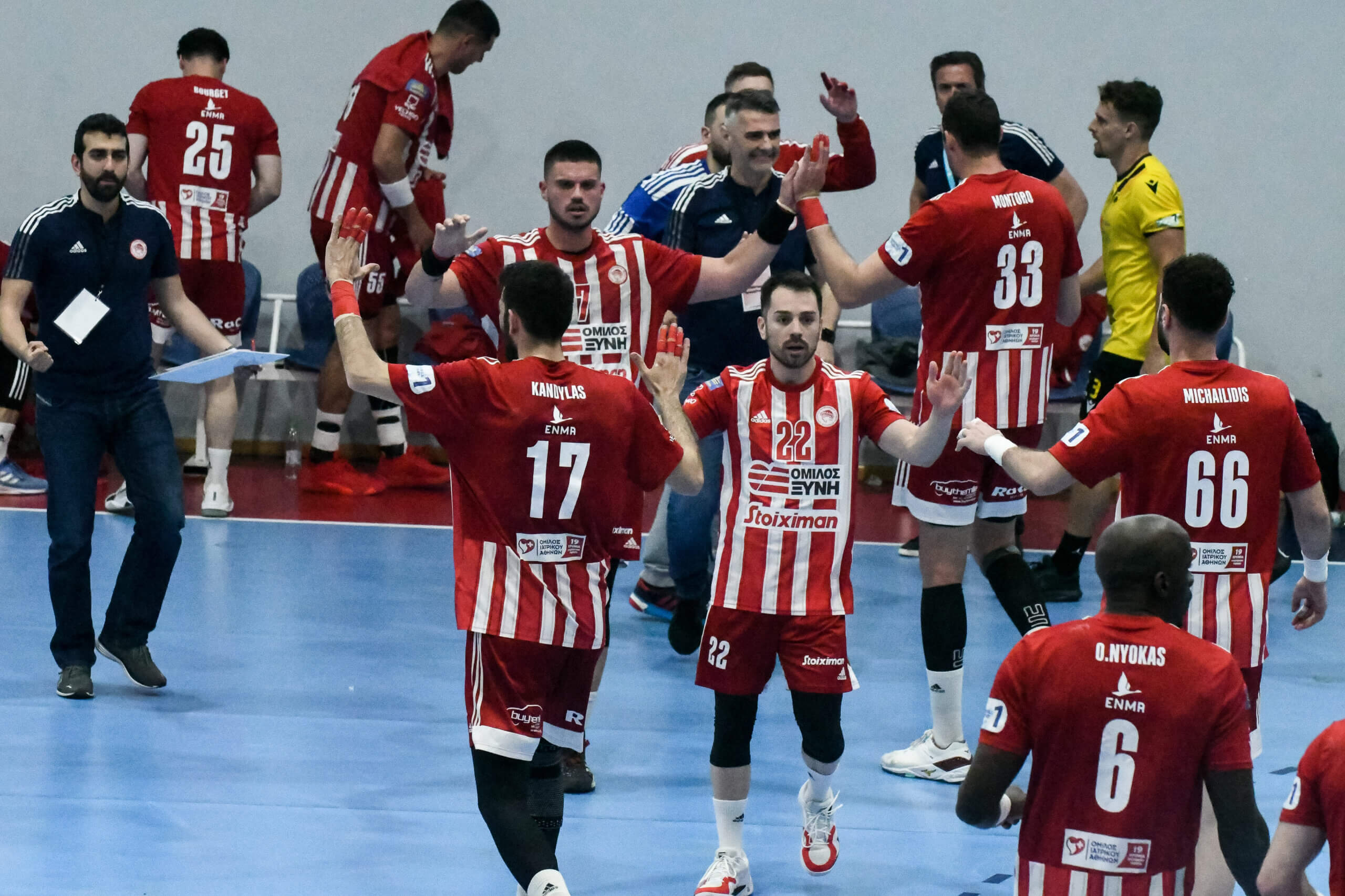 Νίκη του Ολυμπιακού επι της ΑΕΚ με 28-24 και 1-1 στη σειρά των τελικων