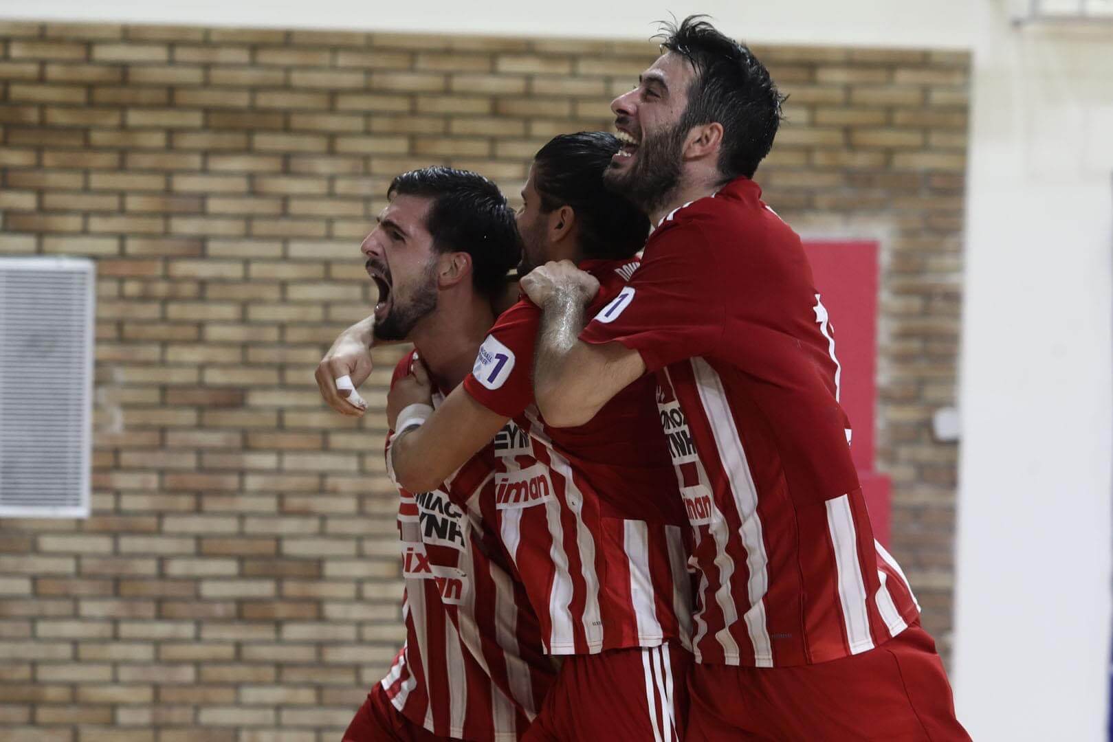 (VIDEO) Το buzzer beater του Σάββα και οι ξέφρενοι πανηγυρισμοί του Ολυμπιακού