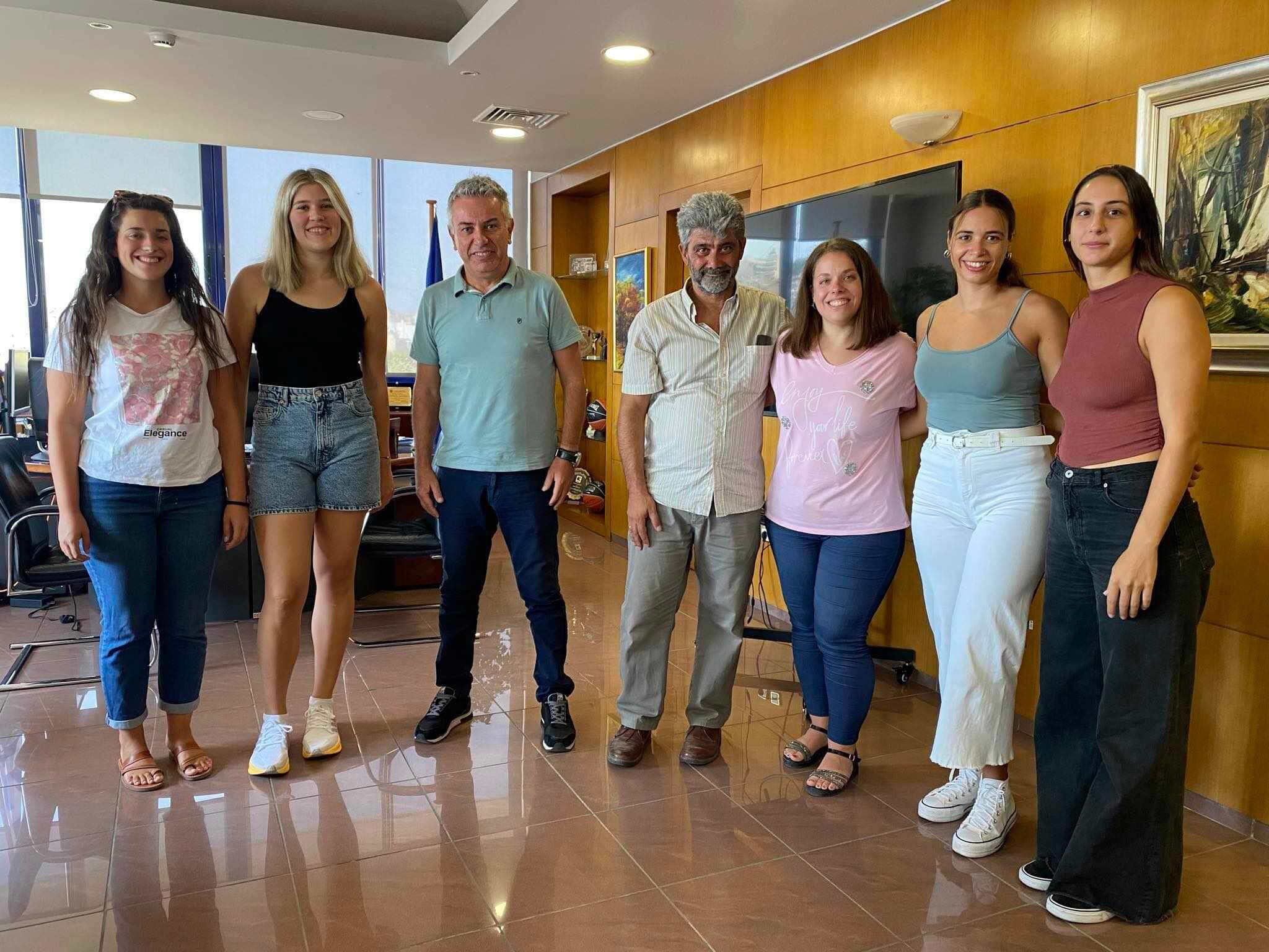Συνάντηση γνωριμίας της γυναικείας ομάδας Χάντμπολ του Άρη Νίκαιας με την Δημοτική αρχή.