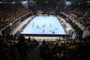 Ήττα της ΑΕΚ στον πρώτο τελικό από την Αλκαλόιντ