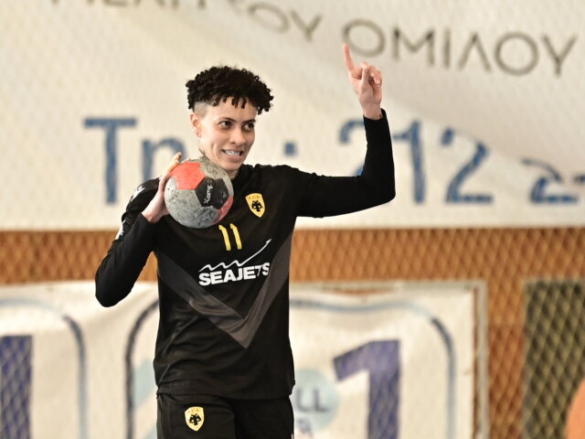 Άνετα κι ωραία η αήττητη και πρώτη ΑΕΚ