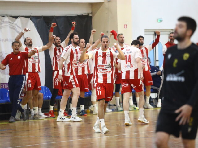 Ο Ολυμπιακός νίκησε την ΑΕΚ κι έκανε το 1-1 στους τελικούς